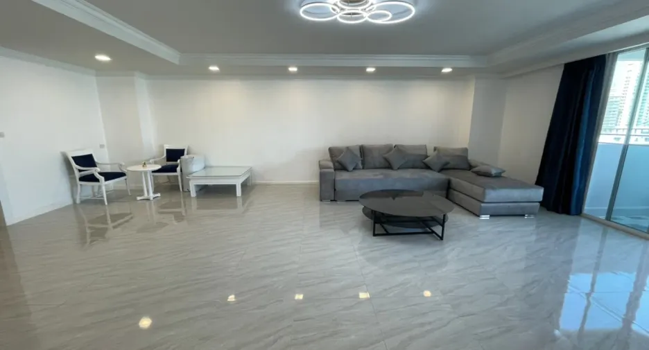 Condo en alquiler de 3 habitaciones en Watthana, Bangkok