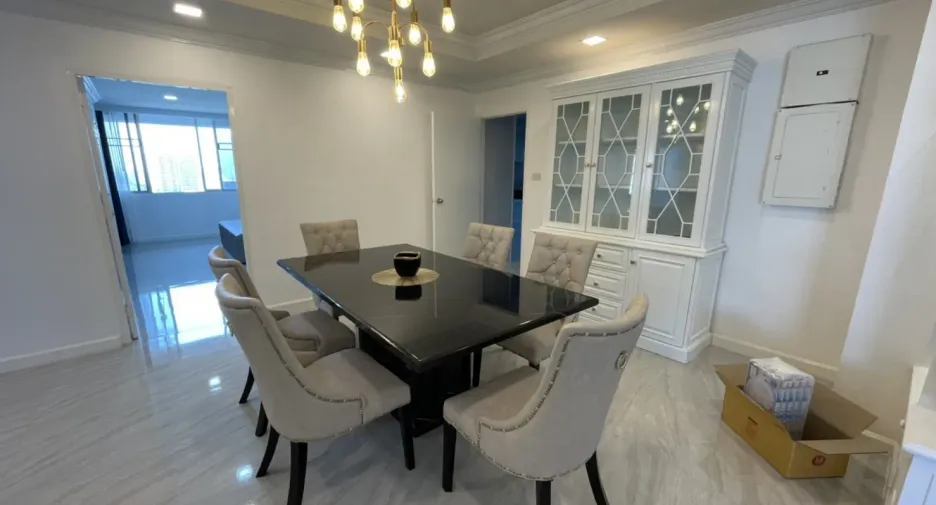 Condo en alquiler de 3 habitaciones en Watthana, Bangkok