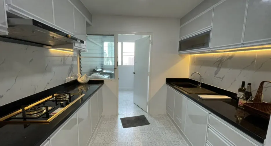 Condo en alquiler de 3 habitaciones en Watthana, Bangkok