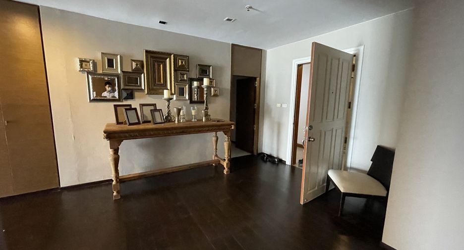 For rent 3 bedrooms condo in Sathon, Bangkok