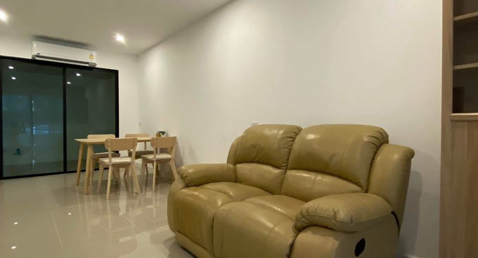 Casa adosada en alquiler de 3 habitaciones en Saphan Sung, Bangkok