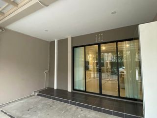 Casa adosada en alquiler de 3 habitaciones en Saphan Sung, Bangkok
