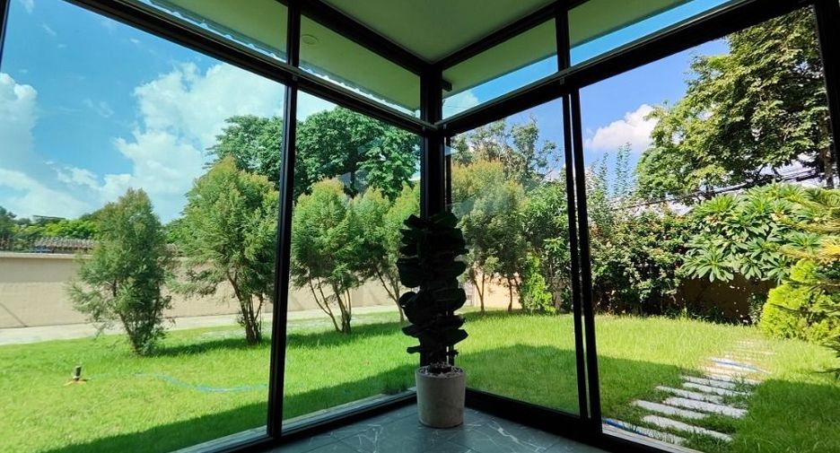 For rent 4 bedrooms house in Bang Kapi, Bangkok