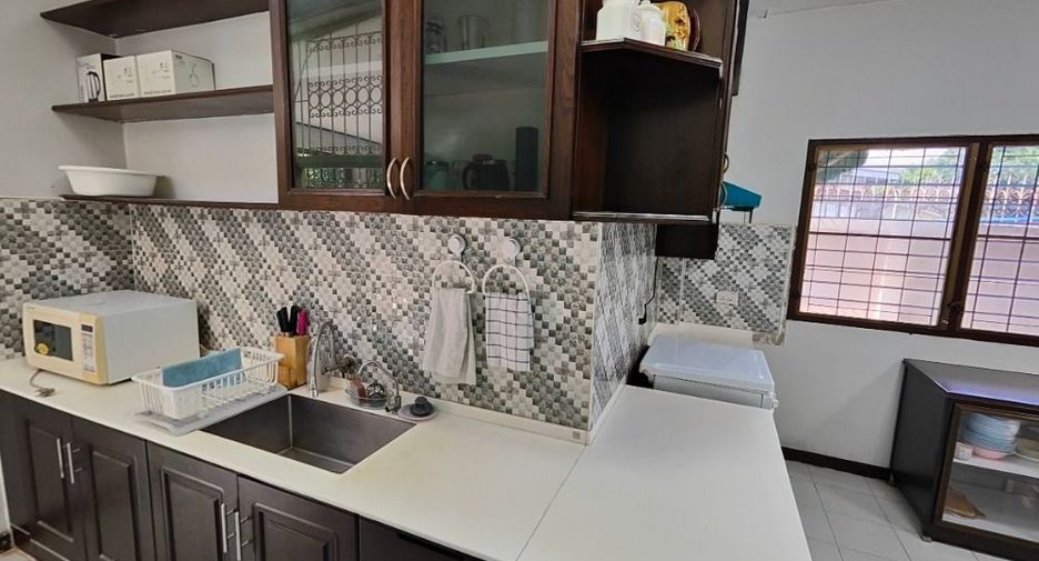 For rent 4 bedrooms house in Bang Kapi, Bangkok