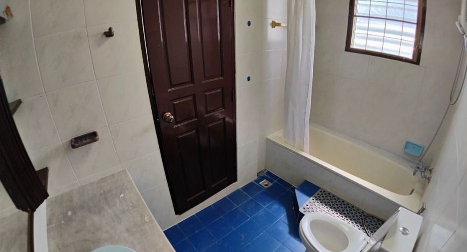 For rent 4 bedrooms house in Bang Kapi, Bangkok