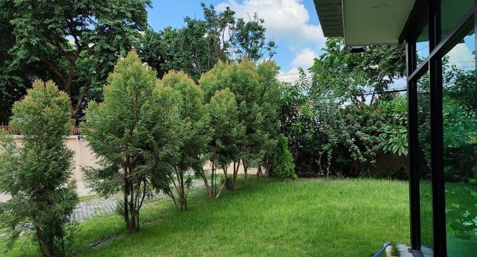 For rent 4 bedrooms house in Bang Kapi, Bangkok