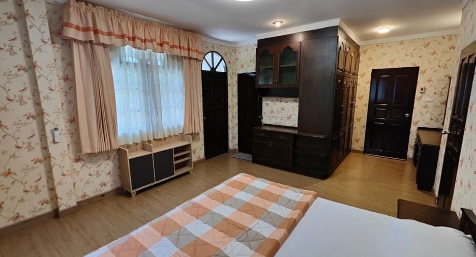 For rent 4 bedrooms house in Bang Kapi, Bangkok