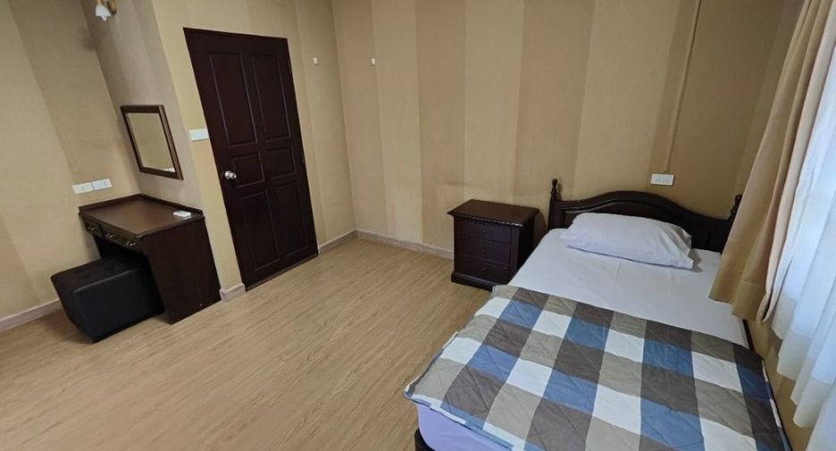 For rent 4 bedrooms house in Bang Kapi, Bangkok