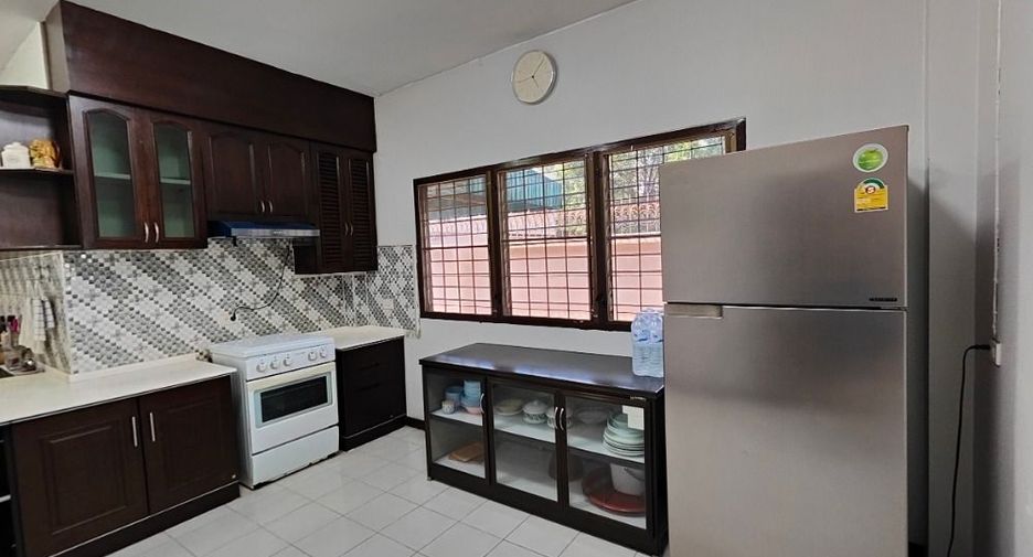 For rent 4 bedrooms house in Bang Kapi, Bangkok