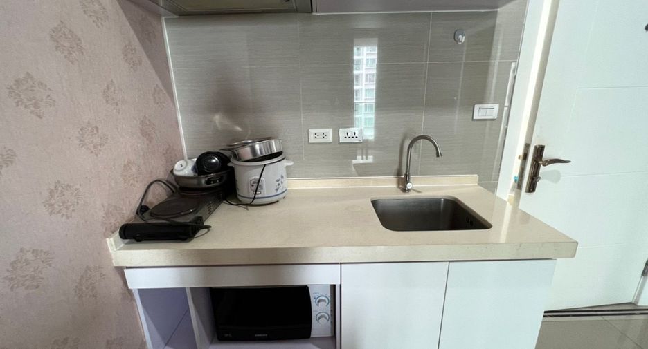 Wohnung zur Miete mit 1 Zimmer in Huai Khwang, Bangkok