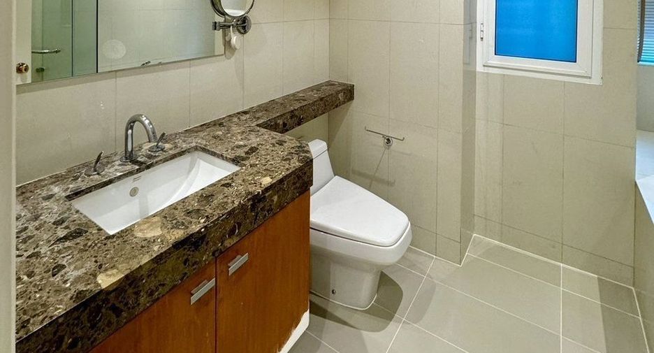 For rent 2 bedrooms condo in Pathum Wan, Bangkok
