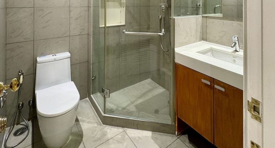For rent 2 bedrooms condo in Pathum Wan, Bangkok