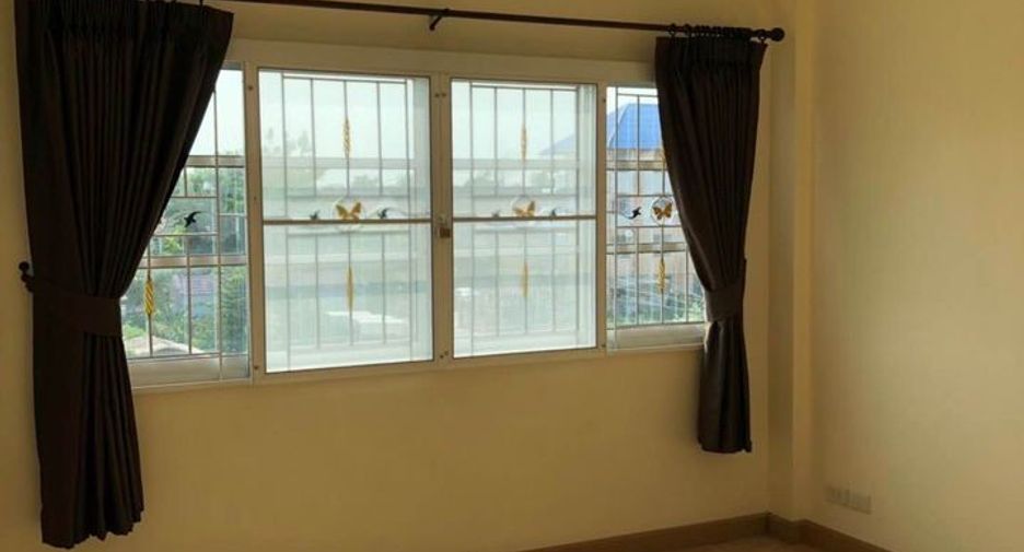 For rent 3 bedrooms townhouse in Lat Phrao, Bangkok