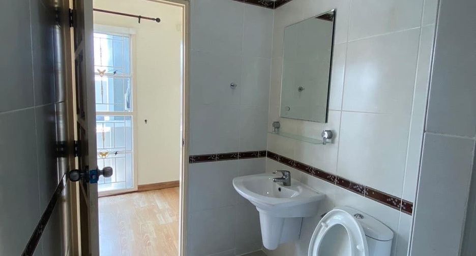 For rent 3 bedrooms townhouse in Lat Phrao, Bangkok