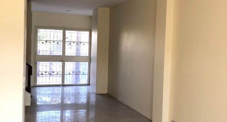 For rent 3 bedrooms townhouse in Lat Phrao, Bangkok