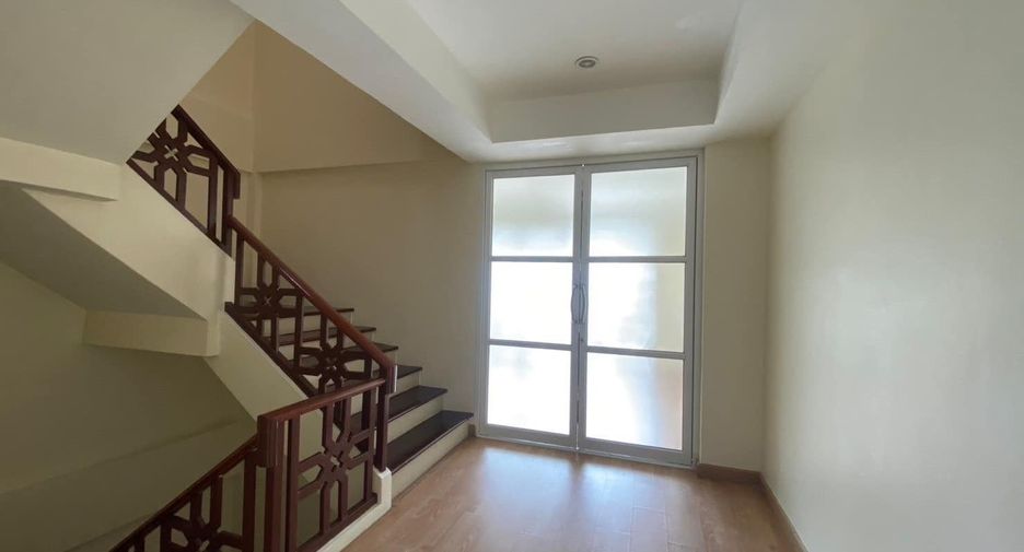 For rent 3 bedrooms townhouse in Lat Phrao, Bangkok