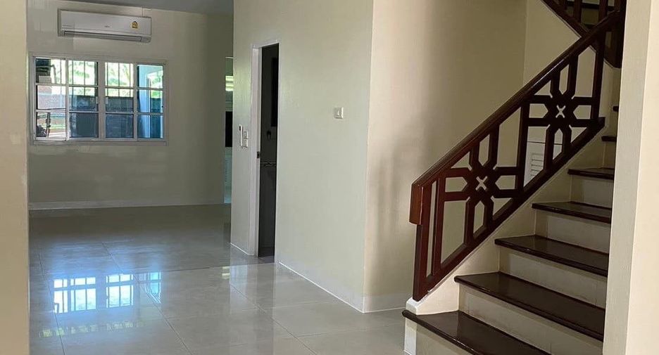 For rent 3 bedrooms townhouse in Lat Phrao, Bangkok