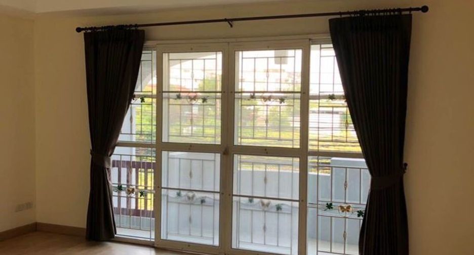 For rent 3 bedrooms townhouse in Lat Phrao, Bangkok