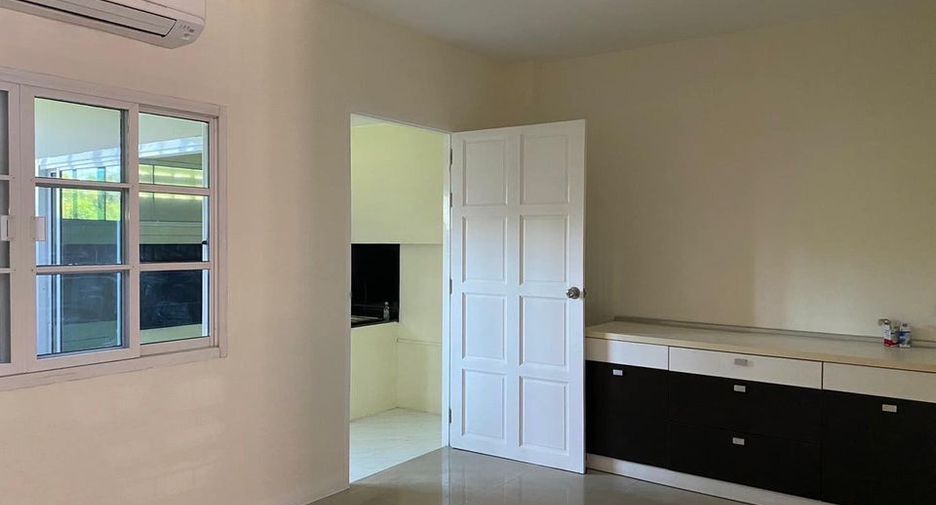 For rent 3 bedrooms townhouse in Lat Phrao, Bangkok