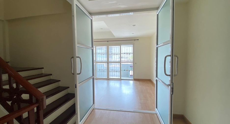 For rent 3 bedrooms townhouse in Lat Phrao, Bangkok