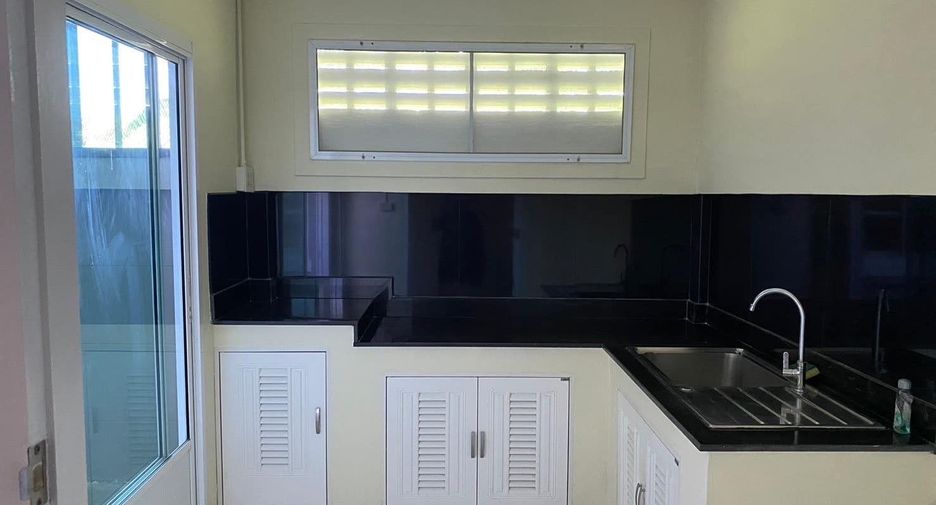 For rent 3 bedrooms townhouse in Lat Phrao, Bangkok