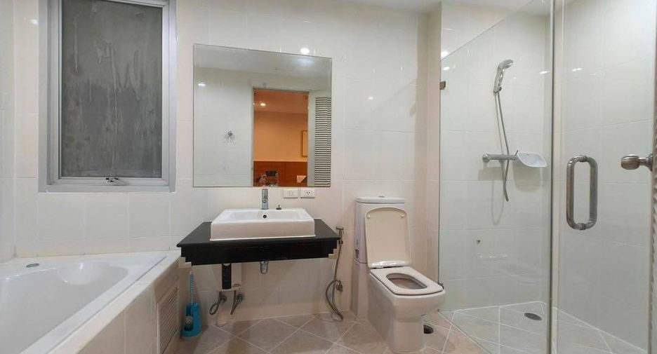 For rent 2 bedrooms condo in Watthana, Bangkok