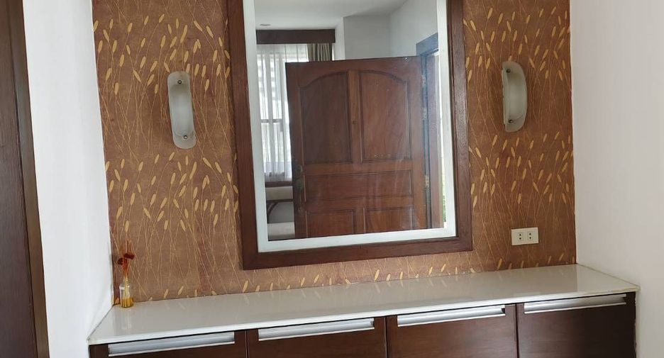 For rent 3 bedrooms condo in Watthana, Bangkok