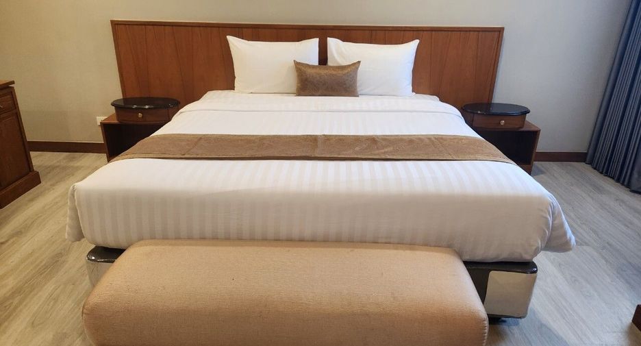 For rent 3 bedrooms condo in Watthana, Bangkok