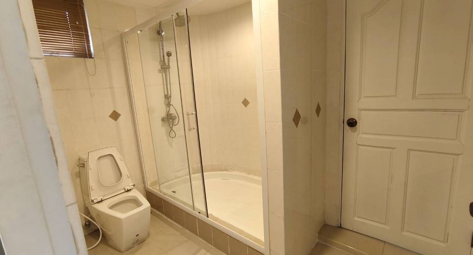 For rent 3 bedrooms condo in Watthana, Bangkok