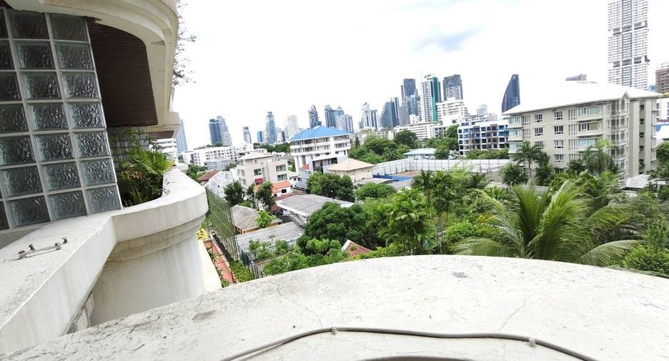 For rent 3 bedrooms condo in Watthana, Bangkok