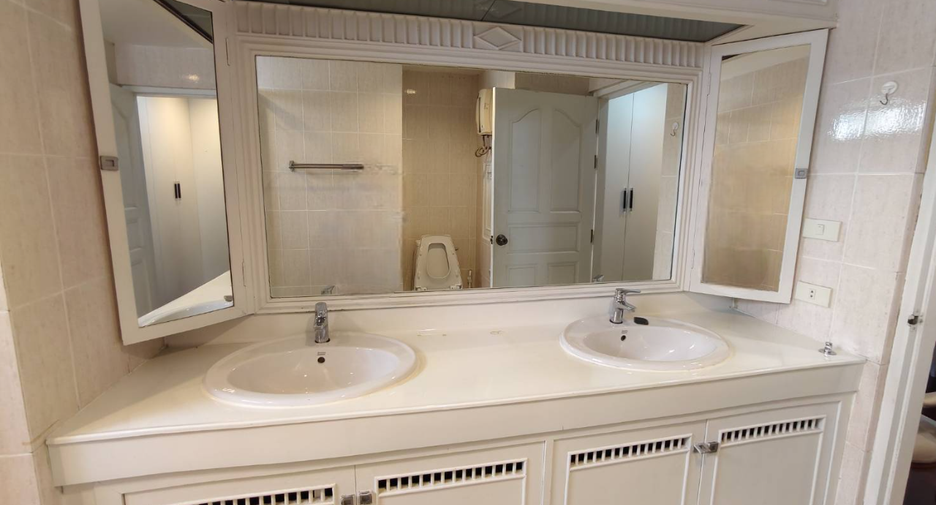 For rent 3 bedrooms condo in Watthana, Bangkok