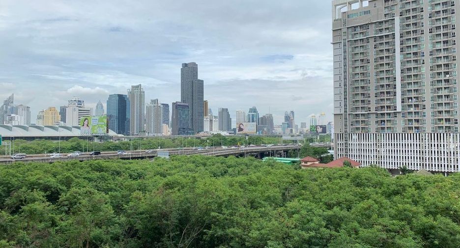 For rent 2 bedrooms condo in Huai Khwang, Bangkok