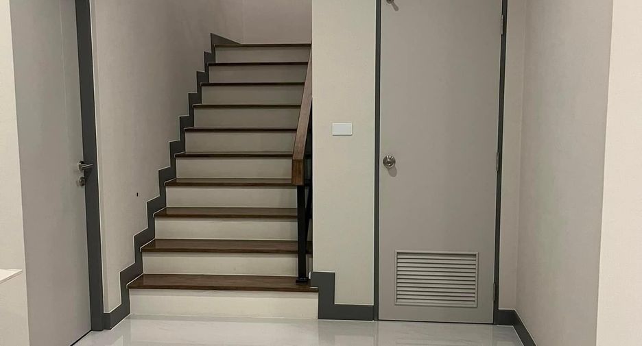 Casa en alquiler de 5 habitaciones en Bang Phli, Samut Prakan