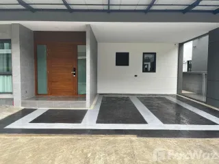 Casa en alquiler de 5 habitaciones en Bang Phli, Samut Prakan