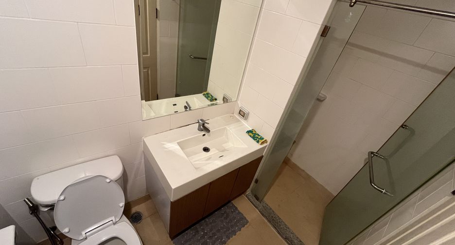For rent 2 bedrooms condo in Khlong San, Bangkok