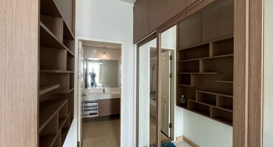 For rent 2 bedrooms condo in Khlong San, Bangkok