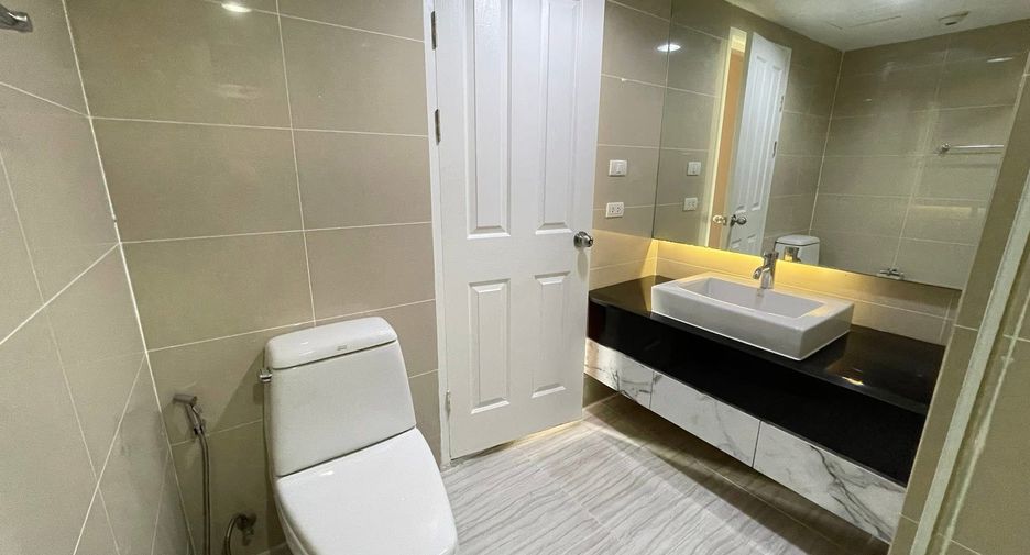 Condo en alquiler de 3 habitaciones en Huai Khwang, Bangkok
