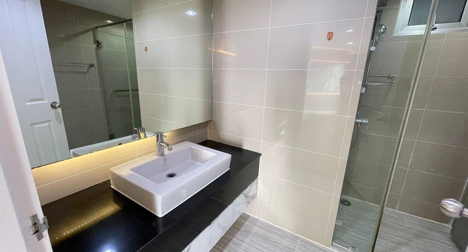 Condo en alquiler de 3 habitaciones en Huai Khwang, Bangkok