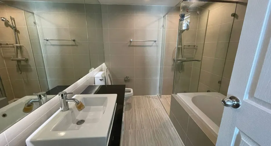 Condo en alquiler de 3 habitaciones en Huai Khwang, Bangkok