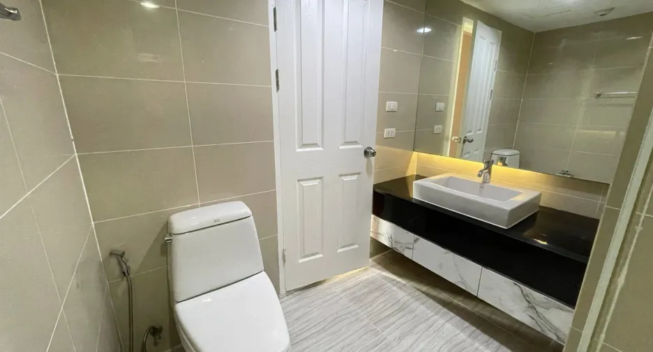 Condo en alquiler de 3 habitaciones en Huai Khwang, Bangkok