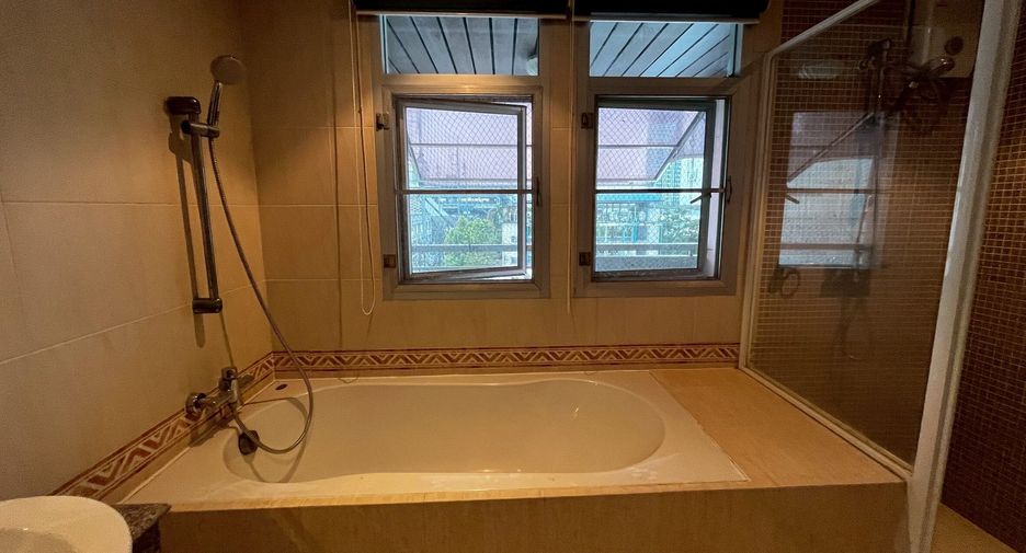 Condo en alquiler de 3 habitaciones en Suan Luang, Bangkok