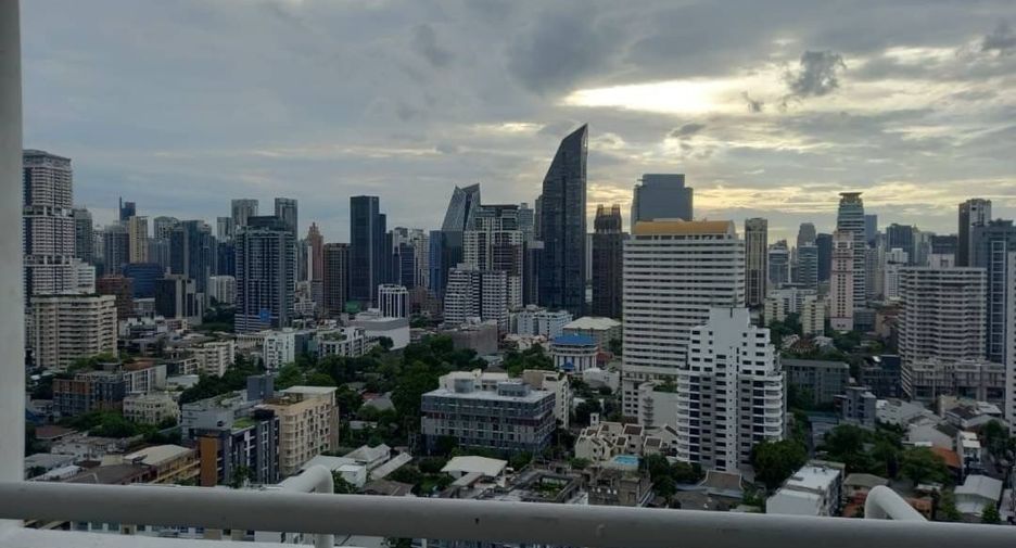 For rent 3 bedrooms condo in Watthana, Bangkok