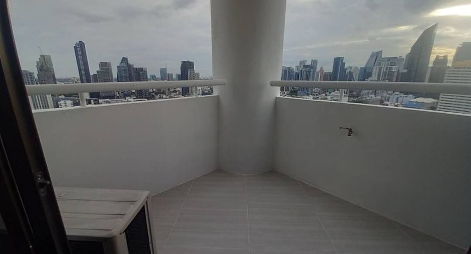 For rent 3 bedrooms condo in Watthana, Bangkok