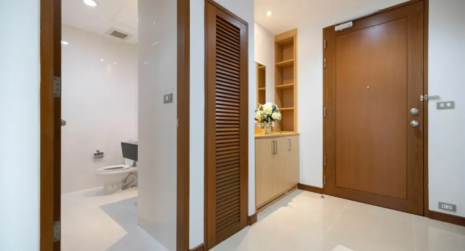 For rent 3 bedrooms apartment in Khlong Toei, Bangkok