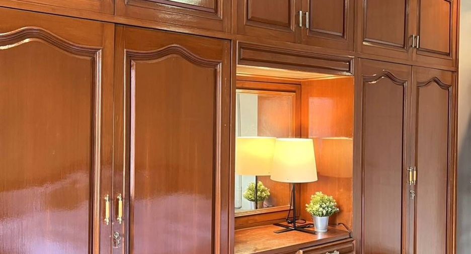 For rent 3 bedrooms apartment in Watthana, Bangkok