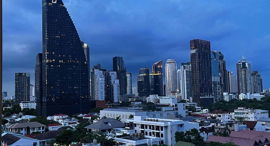 For rent 2 bedrooms condo in Khlong Toei, Bangkok