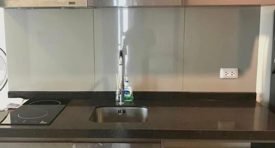 For rent 2 bedrooms condo in Huai Khwang, Bangkok