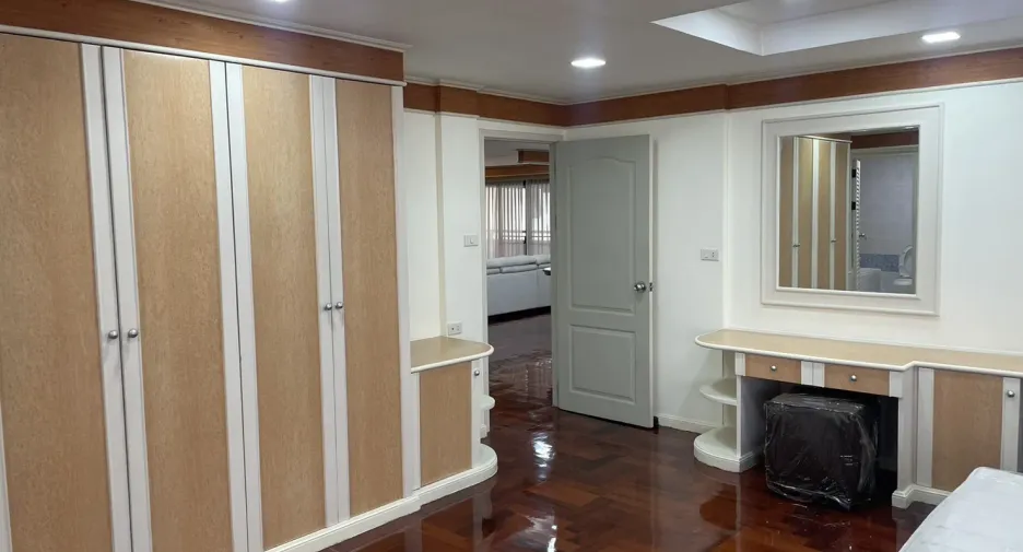 For rent 3 bedrooms apartment in Watthana, Bangkok