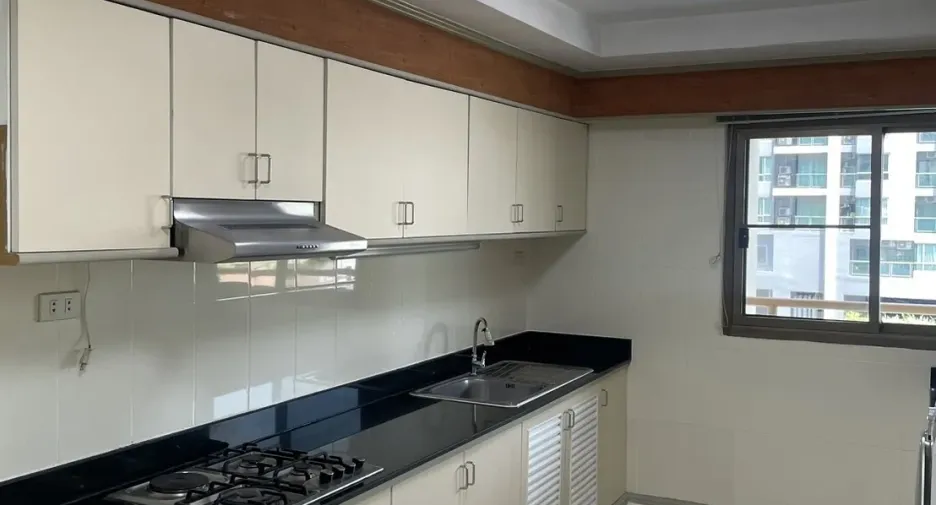 For rent 3 bedrooms apartment in Watthana, Bangkok