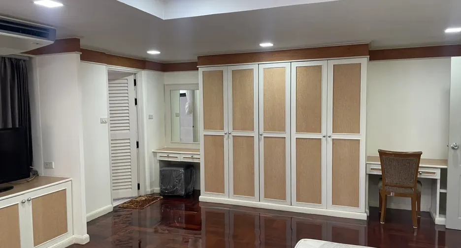 For rent 3 bedrooms apartment in Watthana, Bangkok